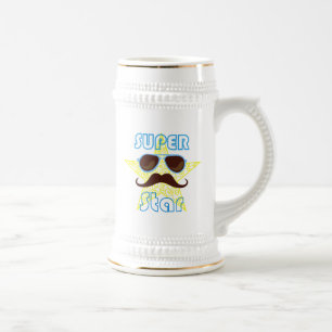 Superstar mit Sonnenbrille und Schnurrbart Bierglas