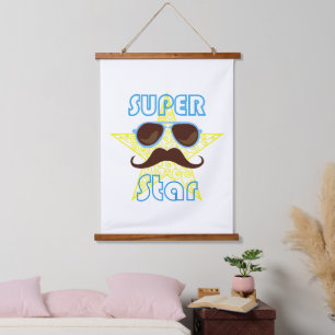 Superstar mit Sonnenbrille und Schnurrbart Wandteppich Mit Holzrahmen