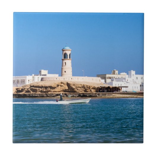 Sur Lighthouse mit Fischerboot - Sur, Oman Fliese (Vorderseite)