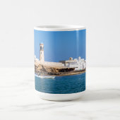 Sur Lighthouse mit Fischerboot - Sur, Oman Kaffeetasse (Mittel)