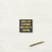 Surely Not Everybody Was Kung Fu Fighting Post-it Klebezettel (Auf Schreibtisch)