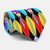 SURF-BOARD-KRAWATTE Farbiger schwarzer Hintergrund Krawatte (Gerollt)