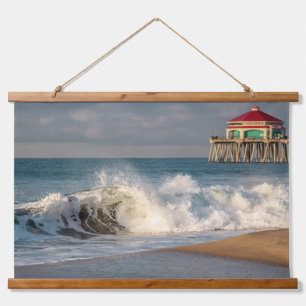 Surf City Serenity: Huntington Pier & Ocean Spray Wandteppich Mit Holzrahmen