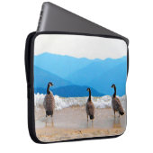 Surf ist auf! - Gänse Laptopschutzhülle (Vorne Rechts)