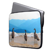 Surf ist auf! - Gänse Laptopschutzhülle (Vorderseite Links)