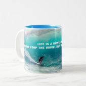 SURF QUOTE POSTER ZWEIFARBIGE TASSE (Vorderseite Links)