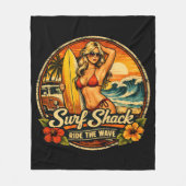 Surf Shack Surfer Pin-Up | Ride The Waves Beach Fleecedecke (Vorderseite)