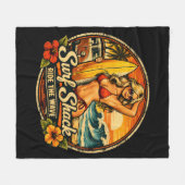 Surf Shack Surfer Pin-Up | Ride The Waves Beach Fleecedecke (Vorderseite (Horizontal))