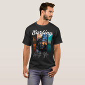 Surf With Me – Retro Beach Vibes T-Shirt (Vorne ganz)