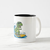 Surfasaurus ein surfender Dinosaurier Zweifarbige Tasse (VorderseiteRechts)