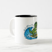 Surfasaurus ein surfender Dinosaurier Zweifarbige Tasse (Vorderseite Links)