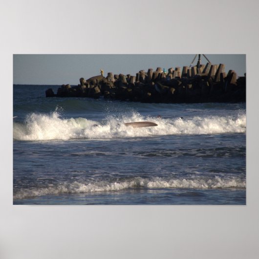 Surfboard in Waves Poster (Vorne)