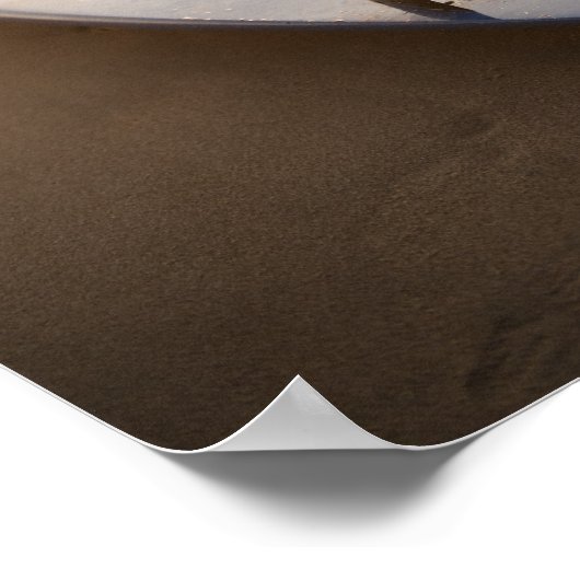 Surfbrett am Strand bei Sonnenuntergang Poster (Ecke)