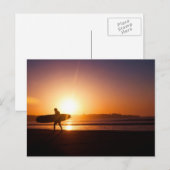 Surfbrett am Strand bei Sunset Postkarte (Vorne/Hinten)