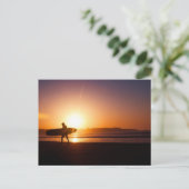 Surfbrett am Strand bei Sunset Postkarte (Stehend Vorderseite)