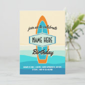 Surfbrett am Strand Geburtstag Einladung (Stehend Vorderseite)