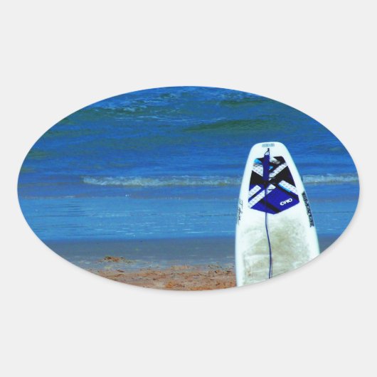 Surfbrett am Strand Ovaler Aufkleber (Vorderseite)