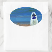 Surfbrett am Strand Ovaler Aufkleber (Tasche)