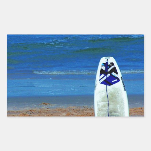 Surfbrett am Strand Rechteckiger Aufkleber (Vorderseite)