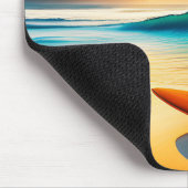 Surfbrett am Strand von Sunrise Mousepad (Ecke)