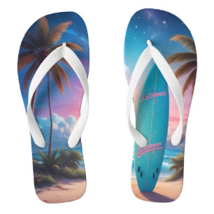 Surfbrett an einem tropischen Strand bei Sonnenunt Badesandalen