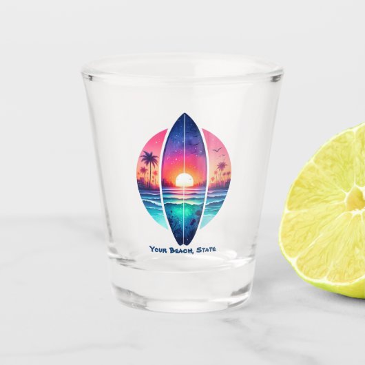 Surfbrett im Sonnenuntergang Schnapsglas (Vorderseite)