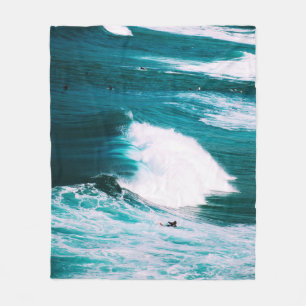 Surfbrett mit Meereswellen Fleecedecke