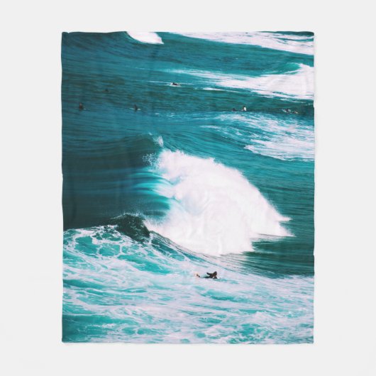 Surfbrett mit Meereswellen Fleecedecke (Vorderseite)