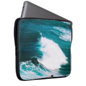 Surfbrett mit Meereswellen Laptopschutzhülle (Vorne Rechts)