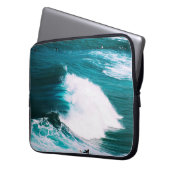 Surfbrett mit Meereswellen Laptopschutzhülle (Vorderseite Links)