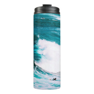 Surfbrett mit Meereswellen Thermosbecher