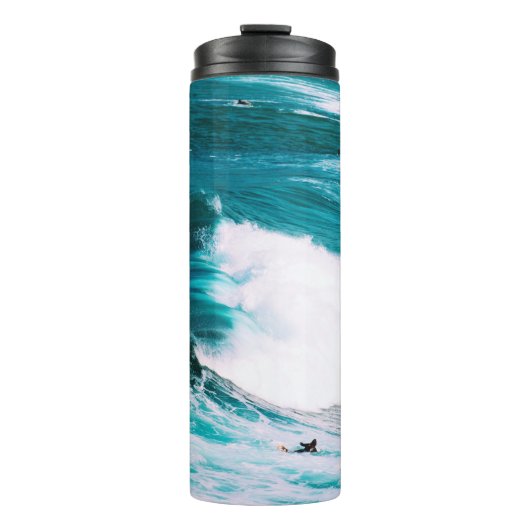 Surfbrett mit Meereswellen Thermosbecher (Vorderseite)