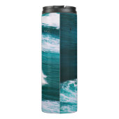 Surfbrett mit Meereswellen Thermosbecher (Rückseite)