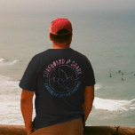 Surfbrett und Haifisch Funny Surfer Sommer T-Shirt<br><div class="desc">Hey! Bereit zum "Ride the Waves in Style" mit diesem Surfboard und Shark Funny Summer Beach Vacacacation Design? Du Liebe es! Dieses Design ist perfekt für diejenigen, die Liebe zu surfen und reiten die Wellen, und es ist auch eine lustige und einzigartige Ergänzung zu jedem Schrank. Warum also warten? Holen...</div>