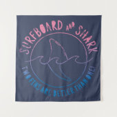 Surfbrett und Haifisch Funny Surfer Sommer Wandteppich (Vorderseite)