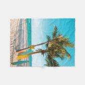 Surfbretter am Strand werfen Kissen Fleecedecke (Vorderseite (Horizontal))