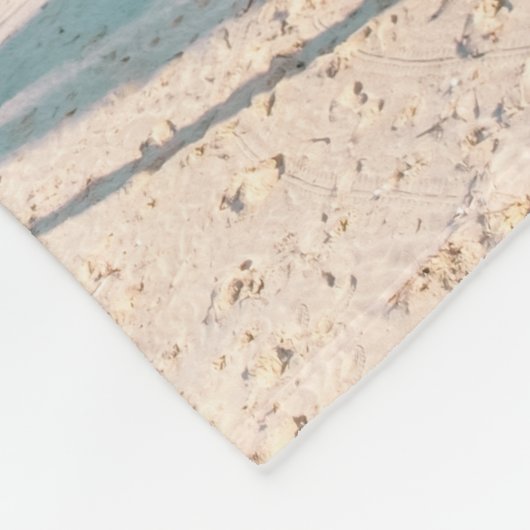 Surfbretter am Strand werfen Kissen Fleecedecke (Ecke)