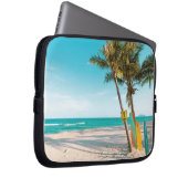 Surfbretter am Strand werfen Kissen Laptopschutzhülle (Vorne Rechts)