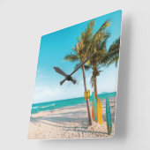 Surfbretter am Strand werfen Kissen Quadratische Wanduhr (Winkel)