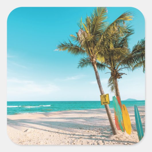 Surfbretter am Strand werfen Kissen Quadratischer Aufkleber (Vorderseite)