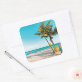 Surfbretter am Strand werfen Kissen Quadratischer Aufkleber (Umschlag)