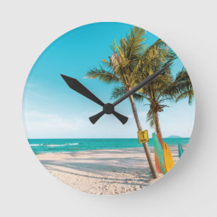 Surfbretter am Strand werfen Kissen Runde Wanduhr