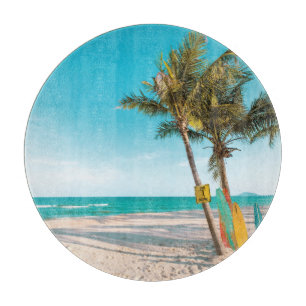 Surfbretter am Strand werfen Kissen Schneidebrett