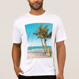 Surfbretter am Strand werfen Kissen T-Shirt