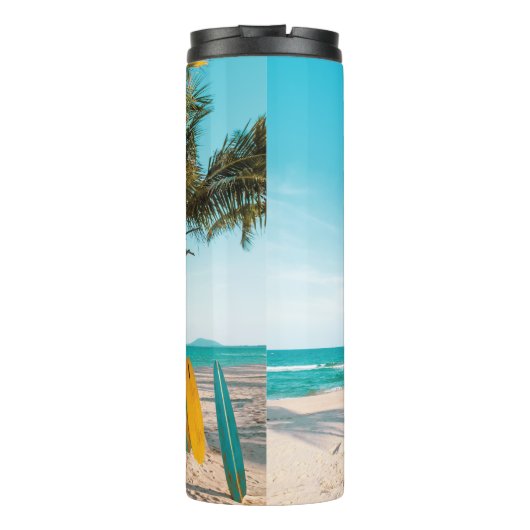 Surfbretter am Strand werfen Kissen Thermosbecher (Rückseite)