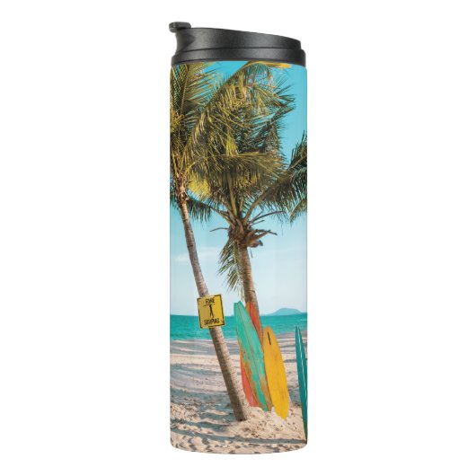 Surfbretter am Strand werfen Kissen Thermosbecher (Nach rechts gedreht)