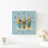 Surfbretter auf dem Sand Quadratische Wanduhr (Zuhause)