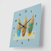 Surfbretter auf dem Sand Quadratische Wanduhr (Winkel)
