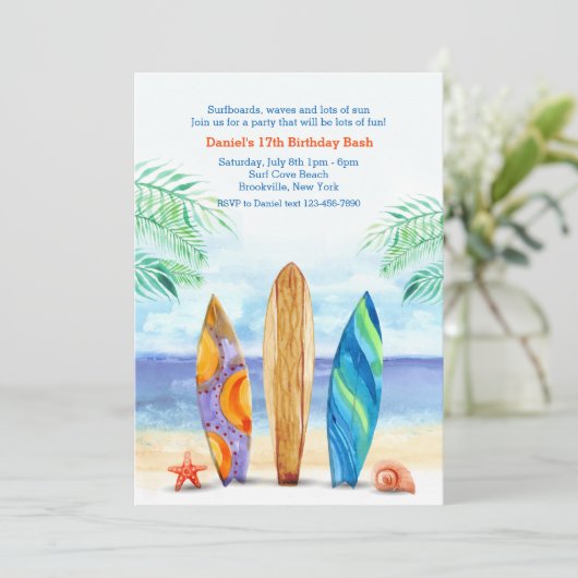 Surfbretter auf dem Strand Einladung (Stehend Vorderseite)