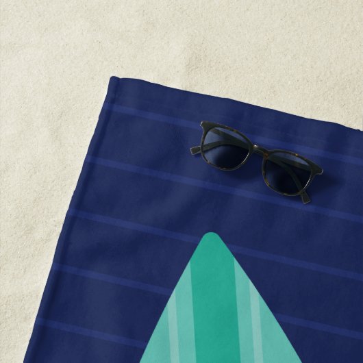 Surfbretter und -wellen Retro-Aquamarin und Navy-S Strandtuch (Beispiel)
